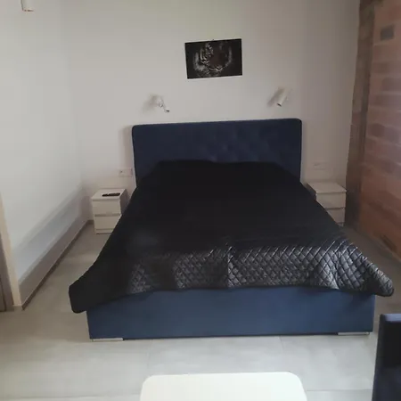 Karpacka 8 *